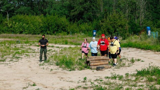 В 10 выпуске «Зважені та щасливі 2025» черная метка, битва лузеров и взвешивание изменили ход недели. Узнайте, кто покинул проект после испытаний.