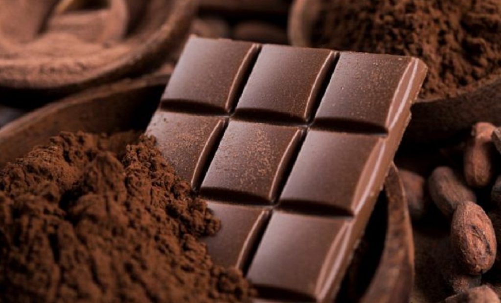 Черный шоколад полезен, но имеет противопоказания. Объясняем риски, пользу, нормы употребления и правила выбора качественного продукта