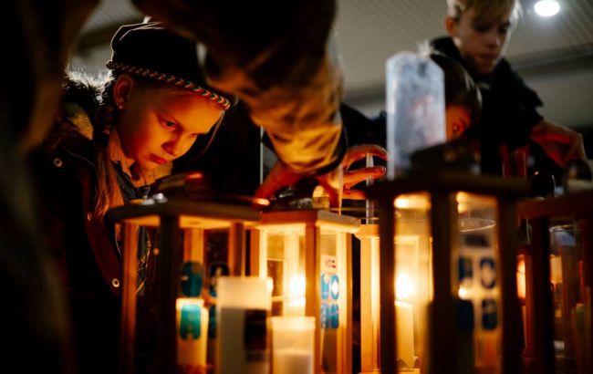 Вифлеемский огонь мира прибыл в Украину 7 декабря. Австрийские скауты передали его пластунам в Киеве, после чего огонь отправится по регионам к Рождеству