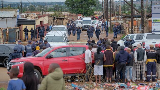 В городе Беккерсдал в ЮАР вооружённые люди открыли огонь в баре. Погибли девять человек, ещё десять получили ранения, полиция ведёт поиски