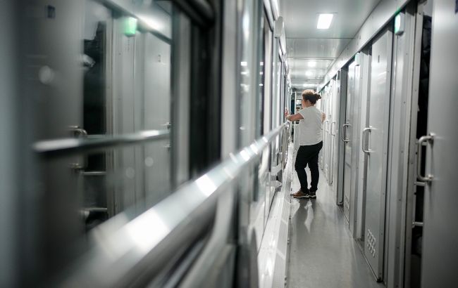 Укрзализныця сообщила о задержках пригородных и региональных поездов из-за отсутствия напряжения в контактной сети. Опубликован список рейсов.