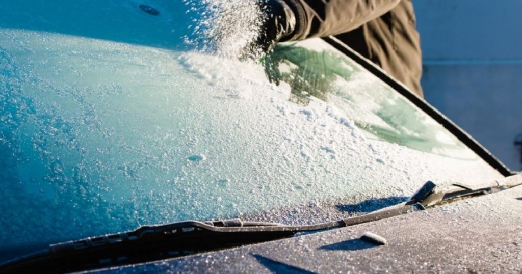 Быстрая и безопасная разморозка лобового стекла зимой. Советы, инструменты, ошибки, которых следует избегать, и пошаговая инструкция для водителей