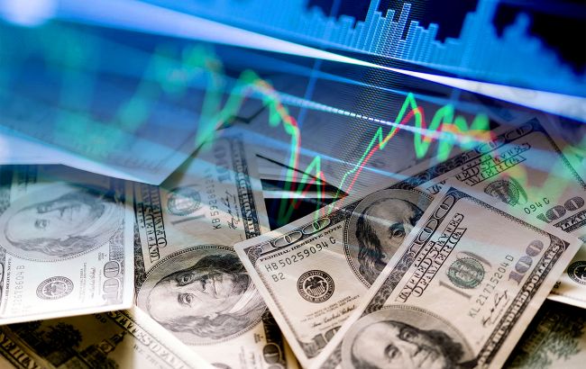 Курс доллара в Украине превысил 43 грн, евро приблизился к 50. Эксперт объяснил, что влияет на валютный рынок и чего ожидать дальше