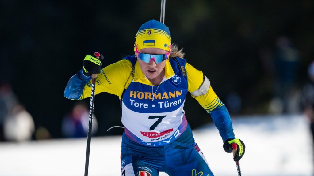 Анастасия Меркушина выиграла золото чемпионата Европы-2026 по биатлону в индивидуальной гонке, показав чистую стрельбу и лучшее время.