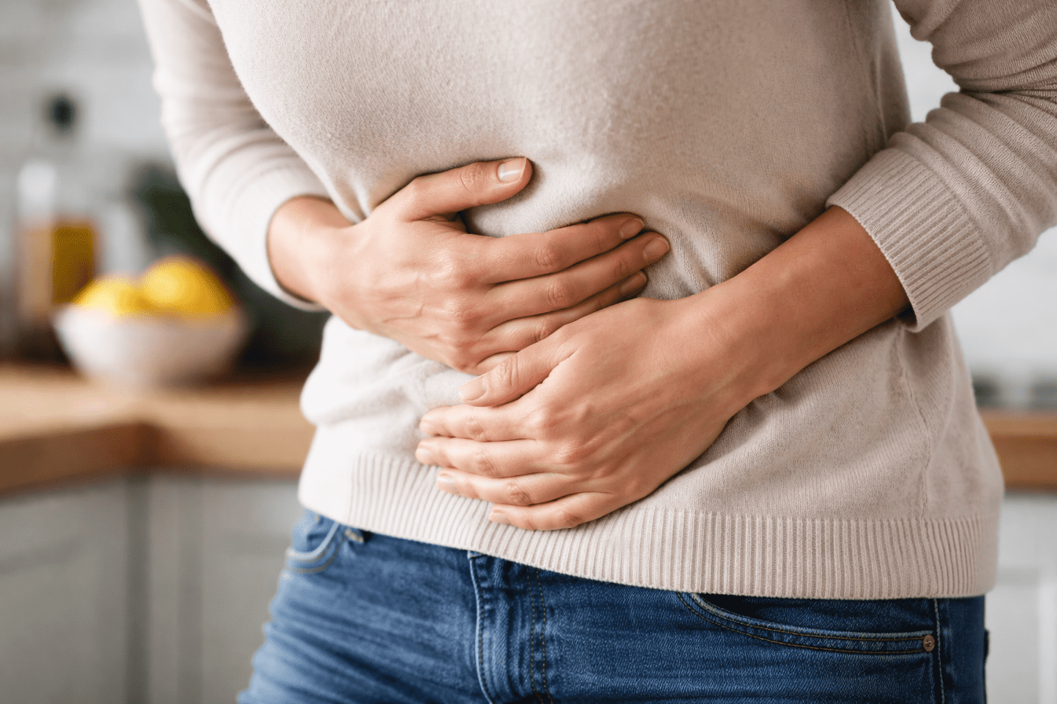 Тошнота и тянущее ощущение в желудке: основные причины, симптомы, практические советы и ситуации, когда требуется обращение к врачу.