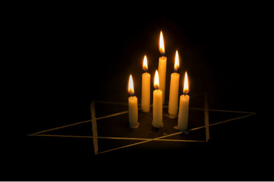 Международный день памяти жертв Холокоста отмечают 27 января. Дата напоминает о миллионах погибших евреев и трагических страницах истории.