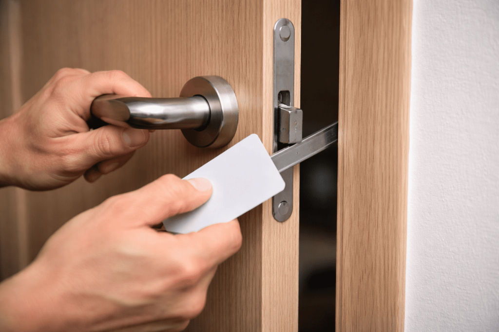 Запал язычок замка и дверь не открывается? Пошаговые советы, таблицы и практические методы — как открыть дверь без повреждений