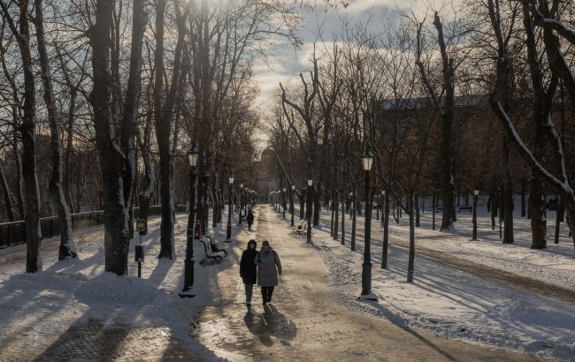 20 февраля в Украине ожидаются морозы до -15, снег и гололедица, при этом на юге и западе потеплеет до +12 градусов.