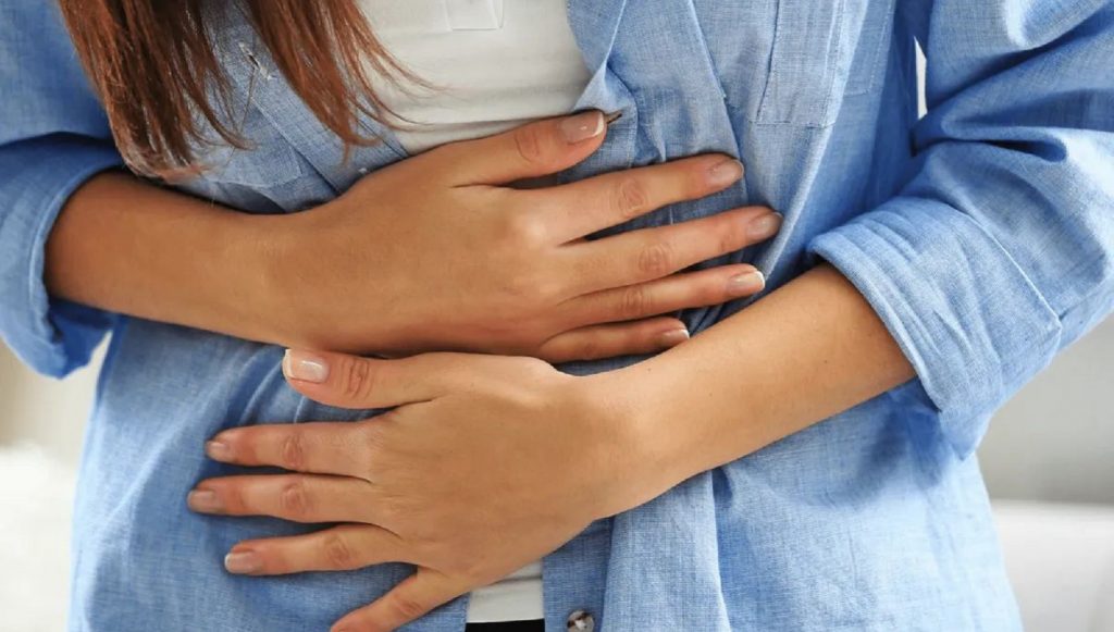 Боль вокруг пупка может сигнализировать о разных заболеваниях. Узнайте причины, симптомы и когда нужна срочная помощь