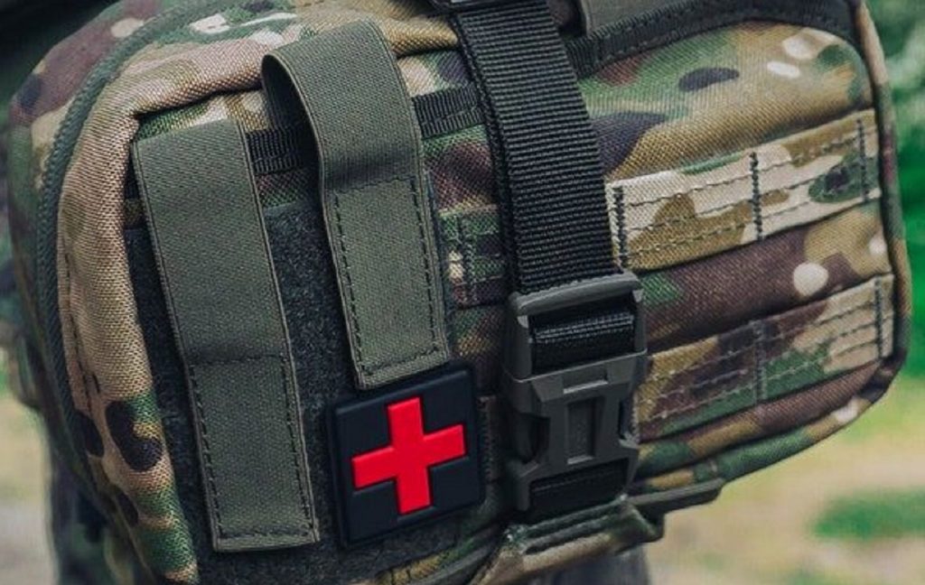 Боевая аптечка гражданского: турникет, гемостатический бинт, израильский бандаж, ножницы, перчатки, маска BLS и маркер – что иметь под рукой.