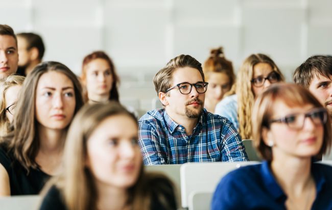 МОН заявило о снижении отчислений на 40% в 2025 году после разрешения на выезд мужчин 18–22 лет. Данные ЕГЭБО не фиксируют оттока студентов