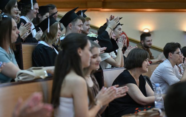 В Украине стартовал набор в Ukraine Global Scholars. Программа дает возможность талантливым школьникам бесплатно учиться за границей с полным покрытием расходов.