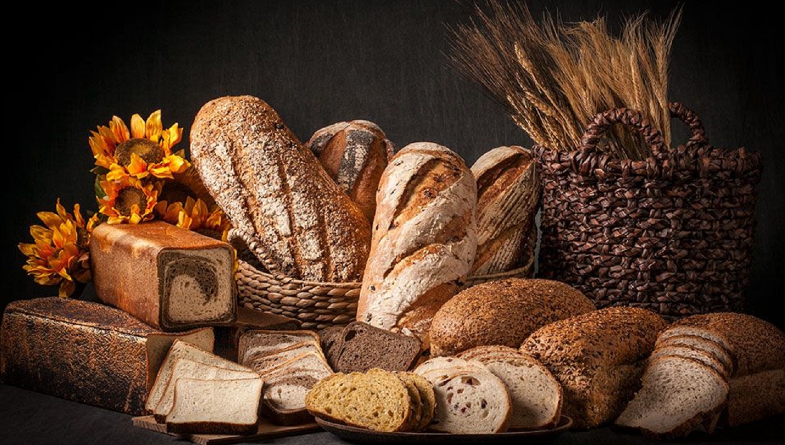 Ржаной или пшеничный хлеб: сравнение пользы, калорий, влияния на фигуру и здоровье. Практические советы для правильного выбора хлеба.