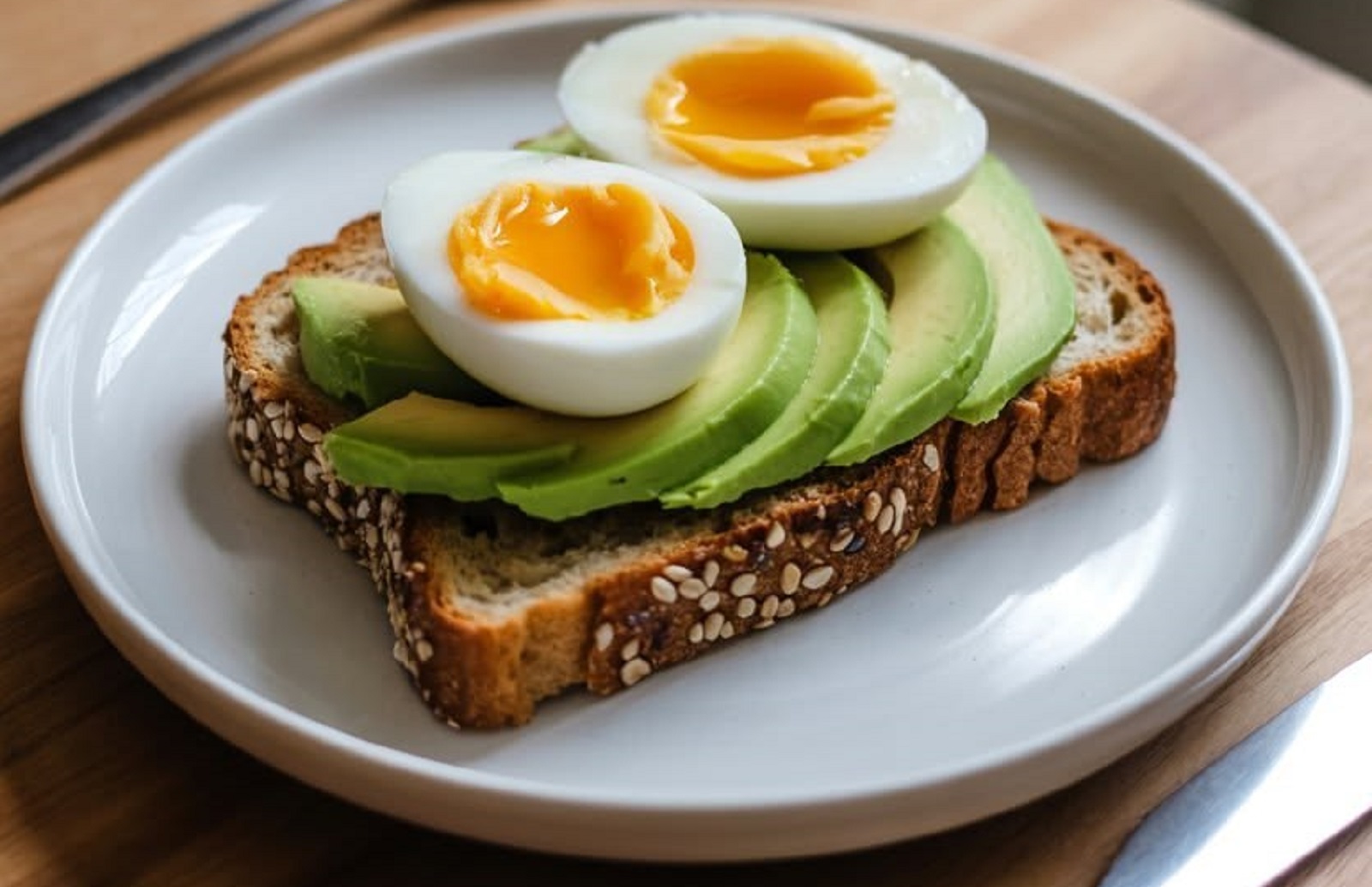 Яичная диета: как безопасно похудеть на 7 кг за неделю, плюсы, риски, меню и практические рекомендации от экспертов.