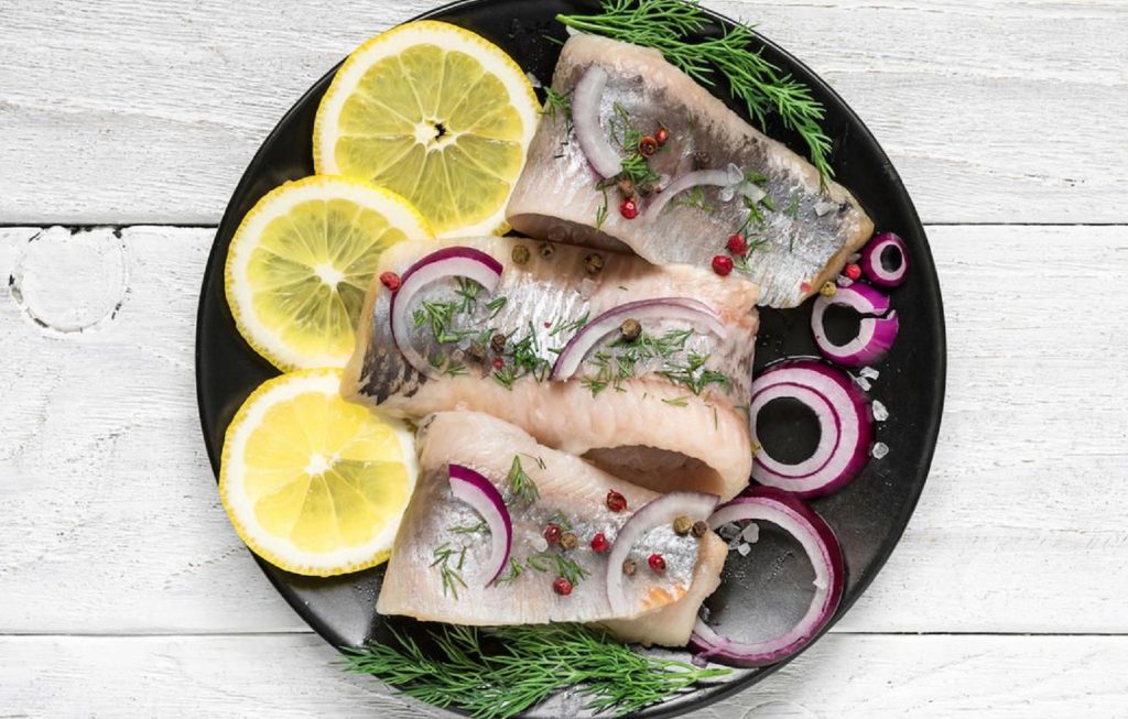 Чем полезна сельдь для организма, кому её можно есть, а кому стоит ограничить. Практические советы по выбору качественной рыбы и правильному употреблению.