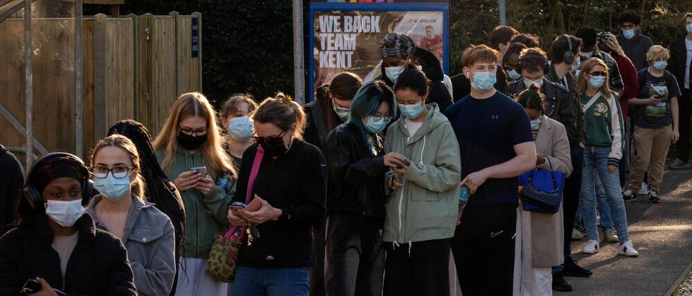 Франция госпитализировала первого пациента с менингитом из Кента, Англия; сотни людей получили профилактические антибиотики, наблюдается вспышка группы B.