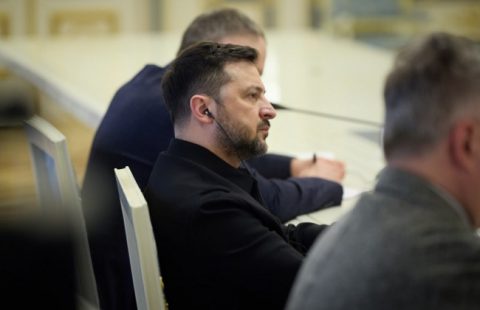 Президент поручил правительству подготовить доплату 1500 грн для пенсионеров и программу кешбэка на бензин, дизель и автогаз из-за колебаний цен на топливо.