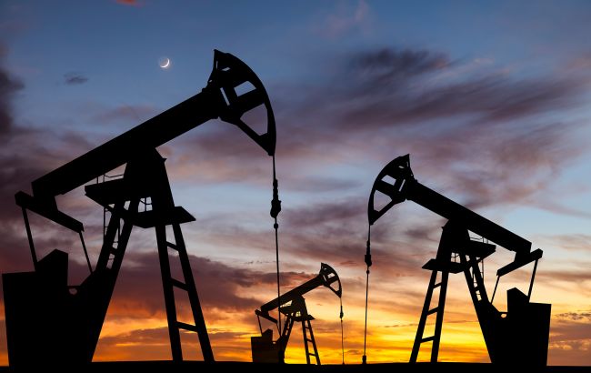 Мировые цены на нефть превысили 100 долларов за баррель на фоне войны в Иране. Рынки реагируют падением акций и ростом стоимости бензина.