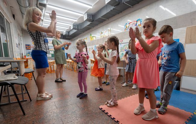 С 1 сентября 2026 года английский язык станет обязательным предметом в старших группах детских садов Украины, педагоги получат методические материалы и учебные модули.