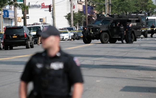 В Мичигане автомобиль протаранил синагогу Temple Israel. После удара начался пожар и прозвучали выстрелы. На месте работают полиция штата и агенты ФБР