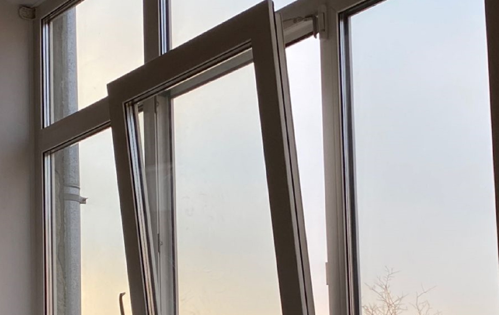 Нужно ли проветривать спальню зимой и как делать это правильно. Польза свежего воздуха, влияние на сон и здоровье, советы и правила зимнего проветривания