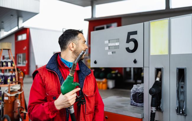 Цены на топливо в Украине растут: дизель может подорожать до 90 грн за литр, бензин более стабильный, дефицита не ожидается.