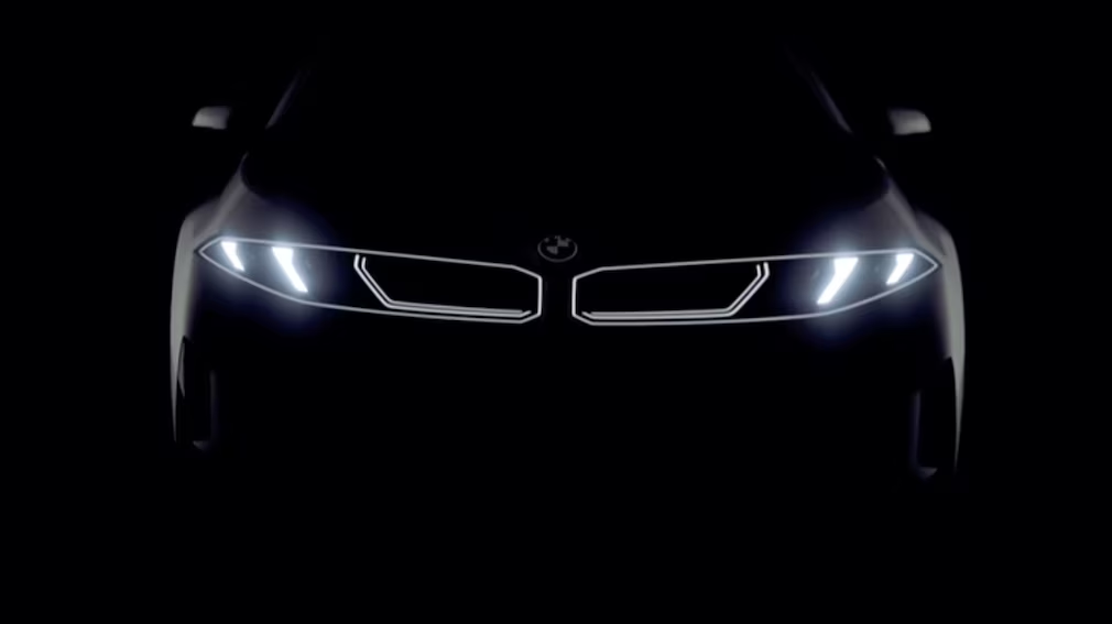 BMW показала первый тизер нового электрического седана i3. Модель получила дизайн в стиле Neue Klasse, 800-вольтовую систему и запас хода до 800 км.