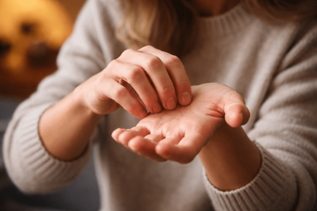 Что означает, если чешется левая рука: народные приметы, толкования по времени суток, дням недели, для женщин и мужчин