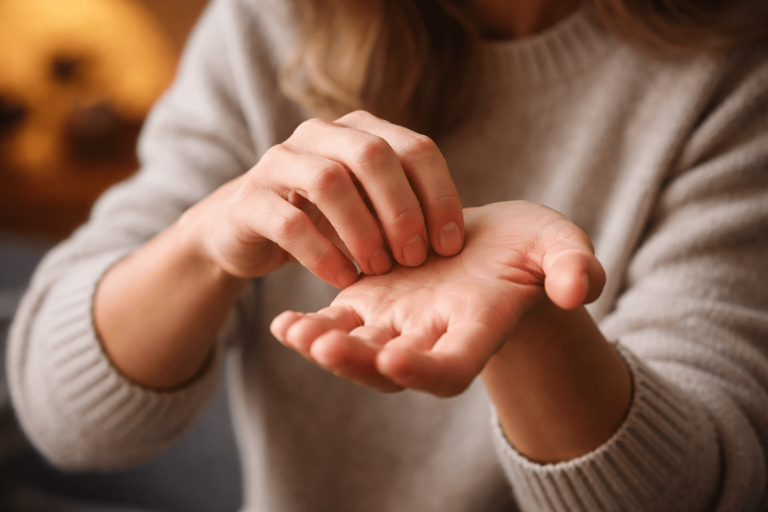 Что означает, если чешется левая рука: народные приметы, толкования по времени суток, дням недели, для женщин и мужчин