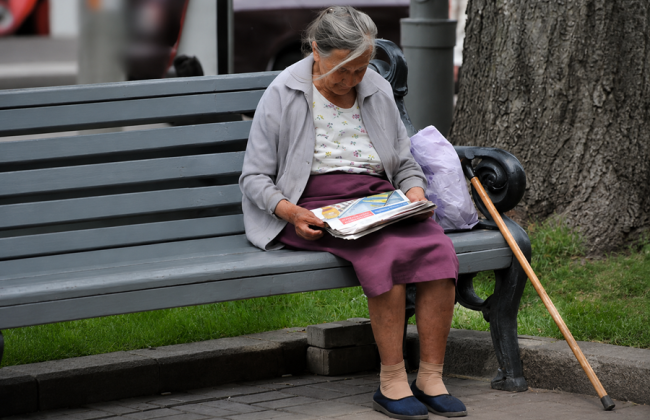 Пенсионеры после 80 лет в 2026 году могут получить возрастную доплату до 570 грн и помощь на уход 1 038 грн при отдельных условиях.