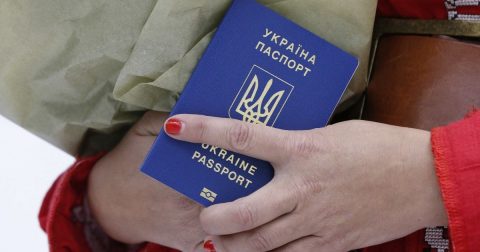Часть загранпаспортов украинцев утратила силу для поездок за границу. Кого касаются новые правила и какие документы необходимо заменить.