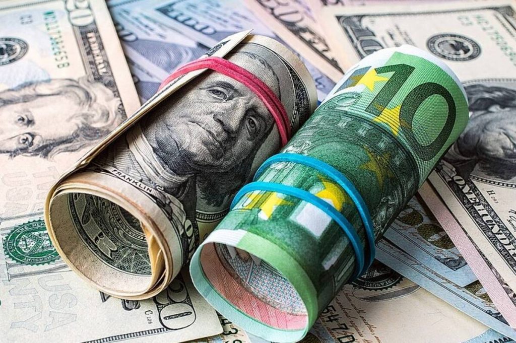 Национальный банк Украины опубликовал официальные курсы иностранных валют, которые действуют в пятницу, 17 июля. Американский доллар подешевел по отношению к гривне, тогда как европейская валюта вновь прибавила в цене.