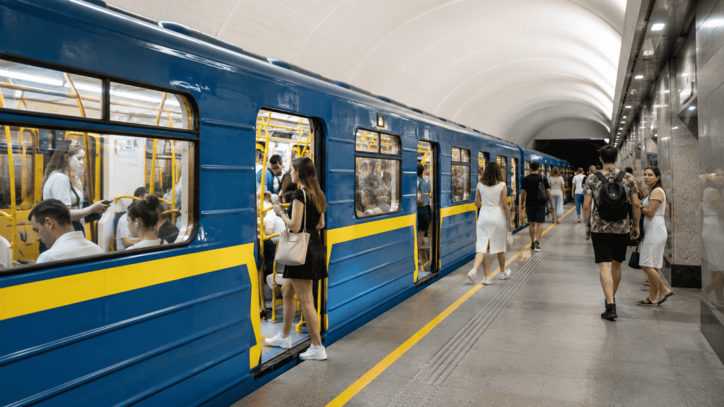 С 15 июля в Киеве действуют новые тарифы на проезд. Сколько стоят метро, автобусы и маршрутки, какие льготы, штрафы и сроки действия старых билетов.