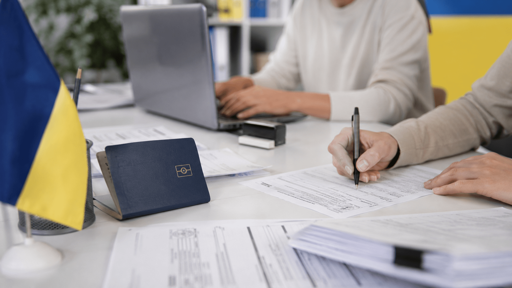 Загранпаспорт, виза/ETIAS, документы на ребенка — полный пакет для пересечения границы женщиной и детьми.