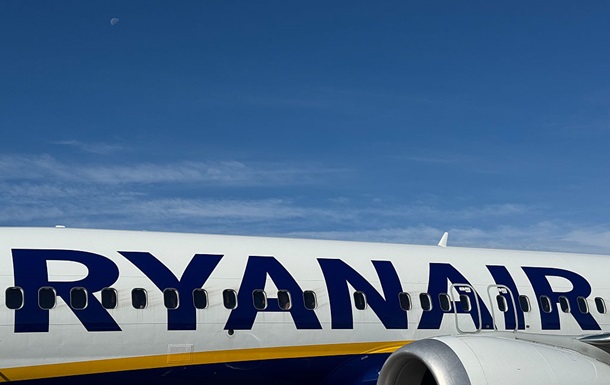 Пассажир рейса Ryanair чудом выжил после разгерметизации салона и повреждения иллюминатора. Самолет экстренно вернулся в Салоники, идет расследование.