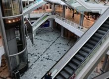 Атриум торгового центра с эскалаторами
