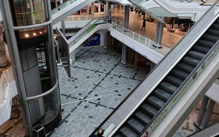Атриум торгового центра с эскалаторами