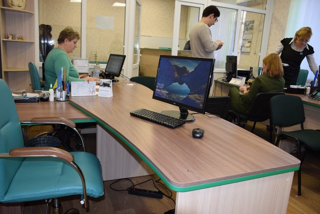 Зал центра предоставления административных услуг (ЦНАП) с окнами приема посетителей