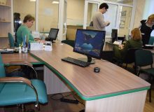 Зал центра предоставления административных услуг (ЦНАП) с окнами приема посетителей