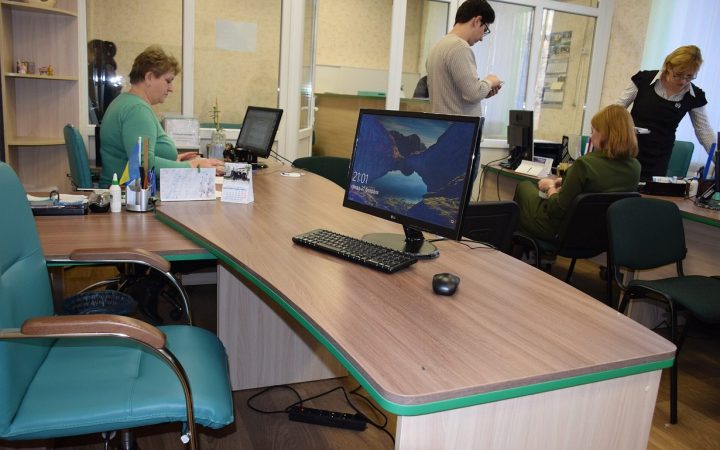 Зал центра предоставления административных услуг (ЦНАП) с окнами приема посетителей