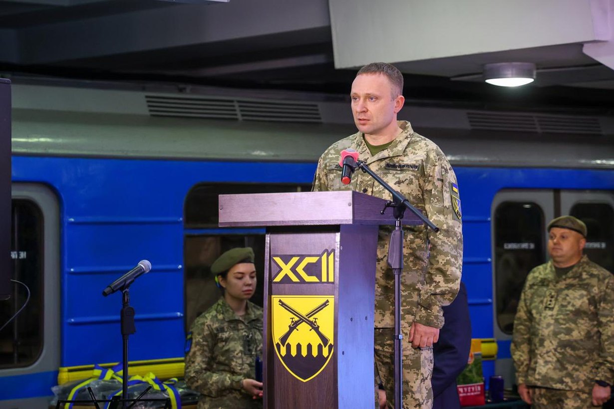 Главнокомандующий ВСУ Михаил Драпатый выступает перед военными