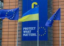 Флаги ЕС и Украины у здания Еврокомиссии Берлемон в Брюсселе