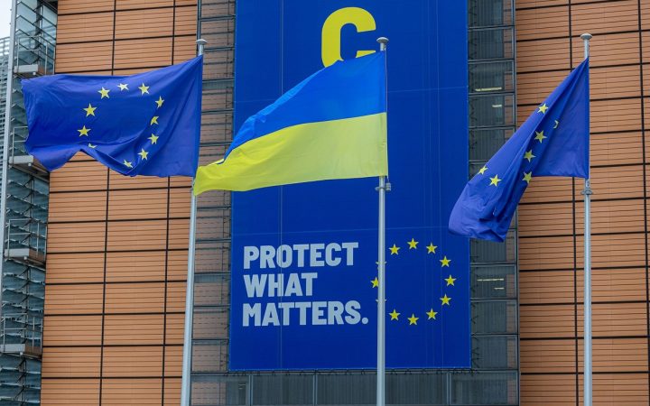 Флаги ЕС и Украины у здания Еврокомиссии Берлемон в Брюсселе