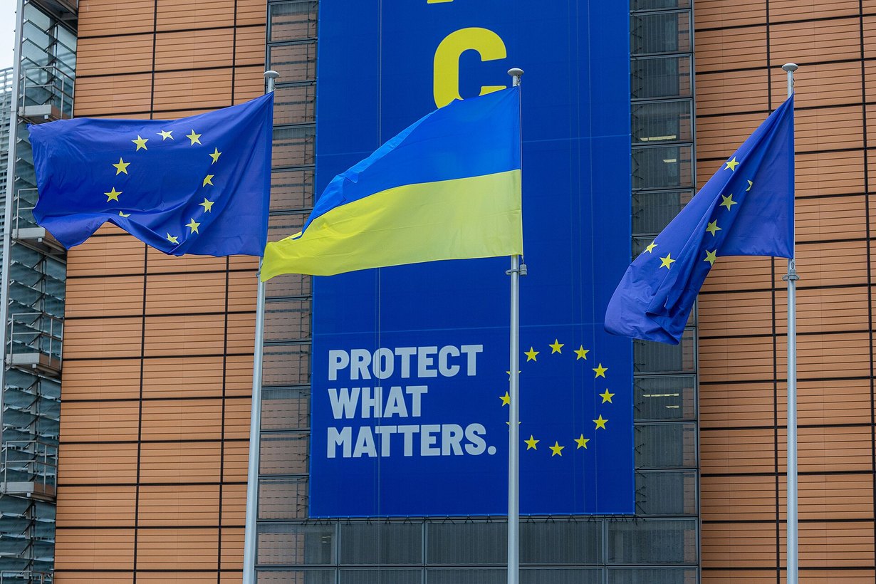 Флаги ЕС и Украины у здания Еврокомиссии Берлемон в Брюсселе