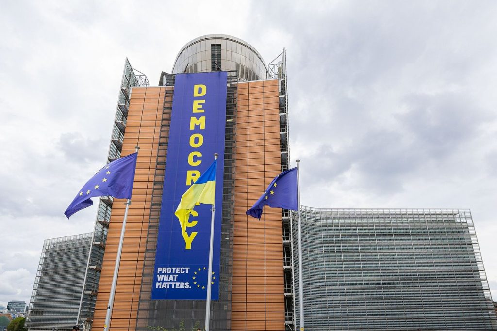 Флаги Украины и ЕС у здания Еврокомиссии Берлемон в Брюсселе