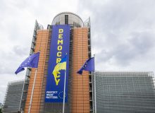 Флаги Украины и ЕС у здания Еврокомиссии Берлемон в Брюсселе