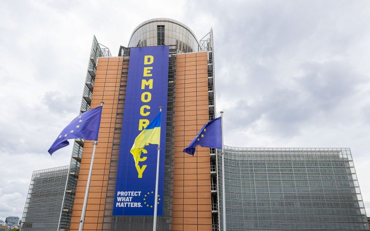 Флаги Украины и ЕС у здания Еврокомиссии Берлемон в Брюсселе
