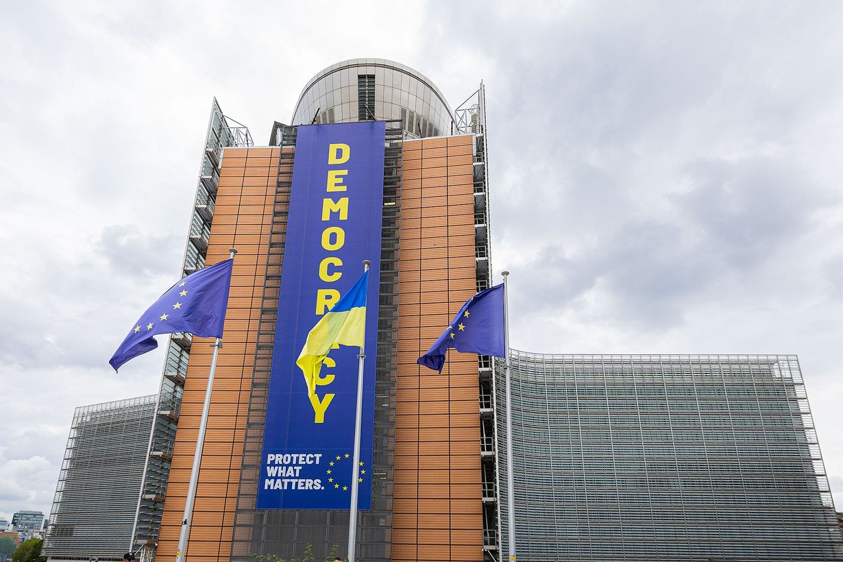 Флаги Украины и ЕС у здания Еврокомиссии Берлемон в Брюсселе