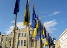 Флаги Европейского союза и Украины