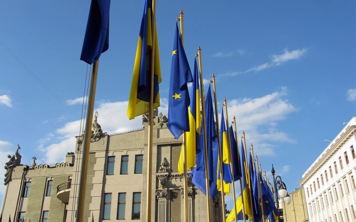 Флаги Европейского союза и Украины